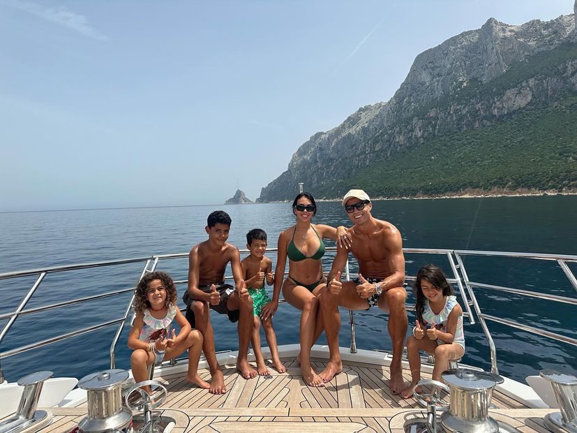 Georgina, Cristiano y sus hijos. Fuente: Instagram @georginagio