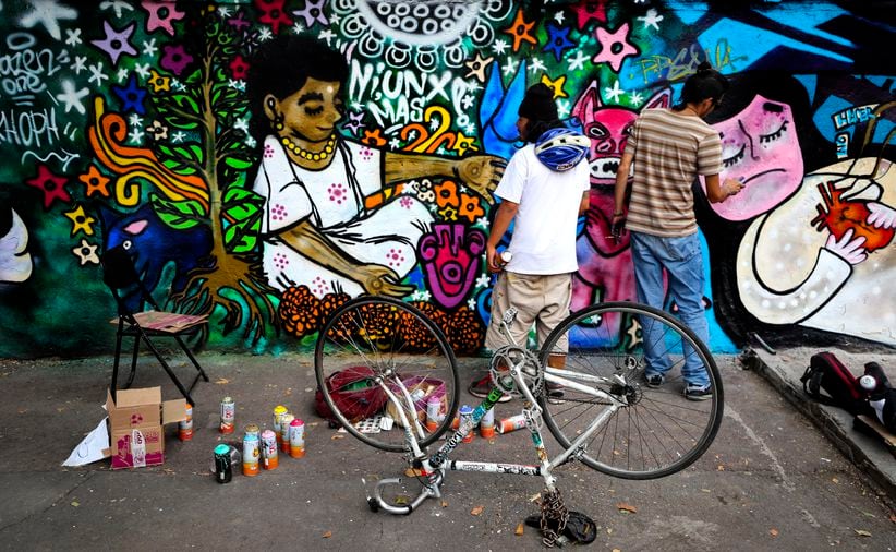 Las coloridas pinturas incluyen mensajes como “ni una más” y resaltan el valor de las mujeres mexicanas.