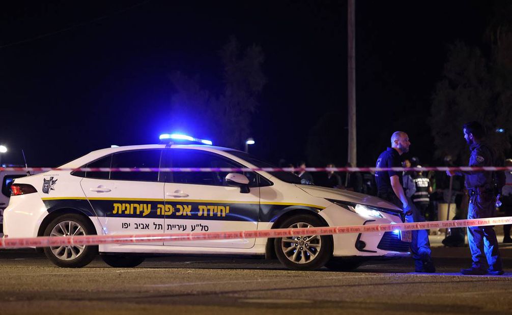 La policía israelí asegura el sitio de un ataque en Tel Aviv el 7 de abril de 2023. Foto: Ahmad Gharabli/AFP