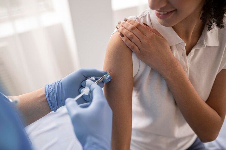 Un equipo de científicos anunció el desarrollo de una vacuna diseñada para combatir el acné. Fuente: Freepik.