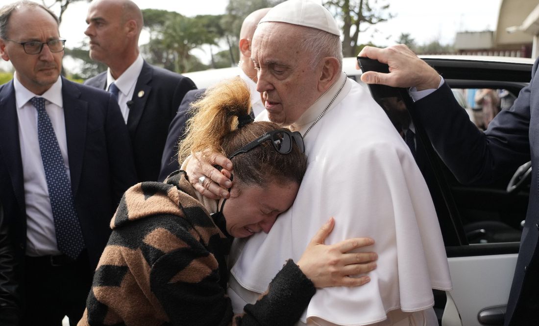 VIDEO: El papa Francisco abraza y consuela a unos padres por la muerte de su hija