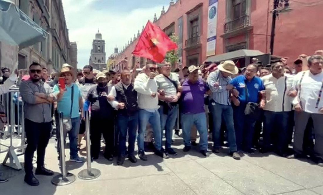 Protesta CNTE afuera de Palacio Nacional; exige que una comisión sea recibida
