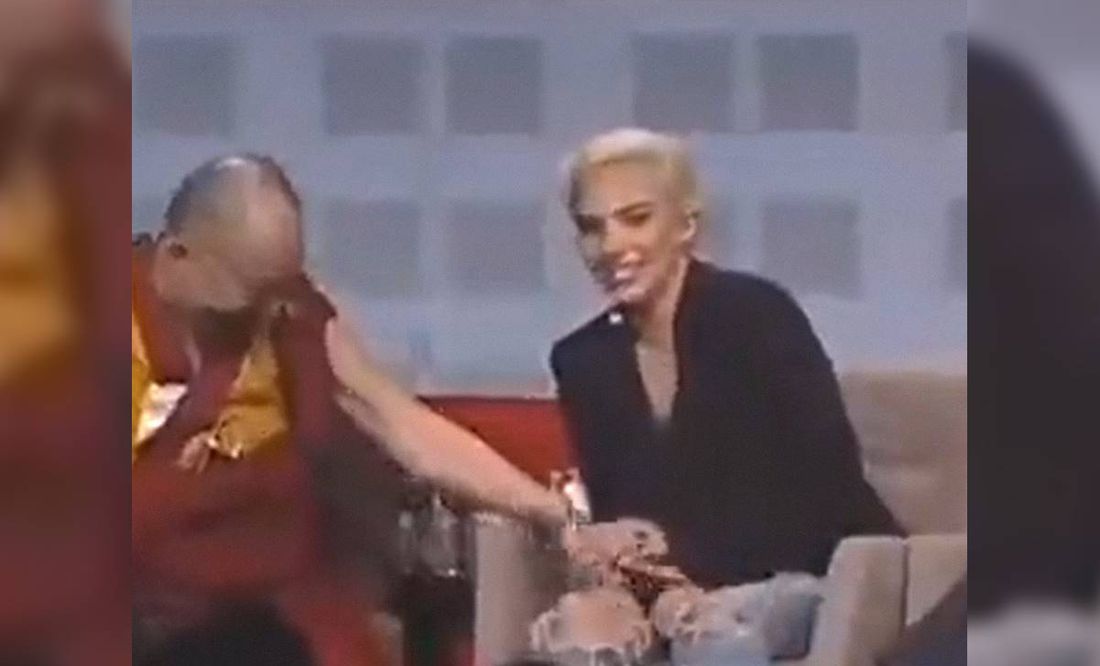 Tras polémica por besar a un niño, reviven video del Dalái Lama “toqueteando” a Lady Gaga