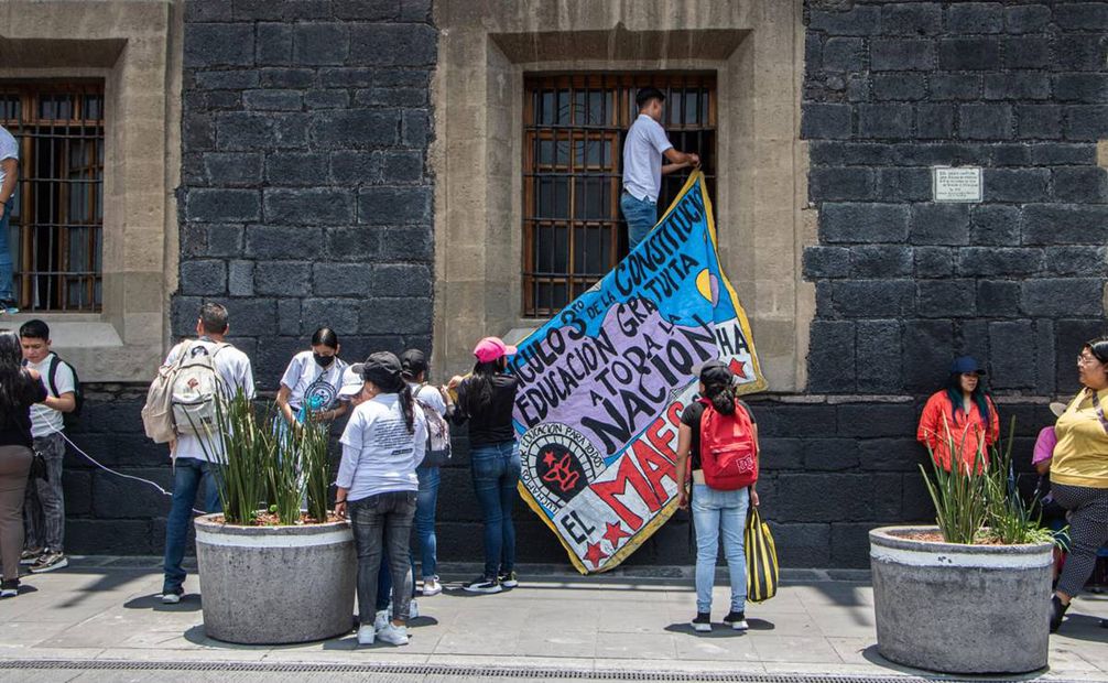 Protesta de jóvenes rechazados de universidades públicas frente a la SEP / Foto: Gabriel Pano/ EL UNIVERSAL