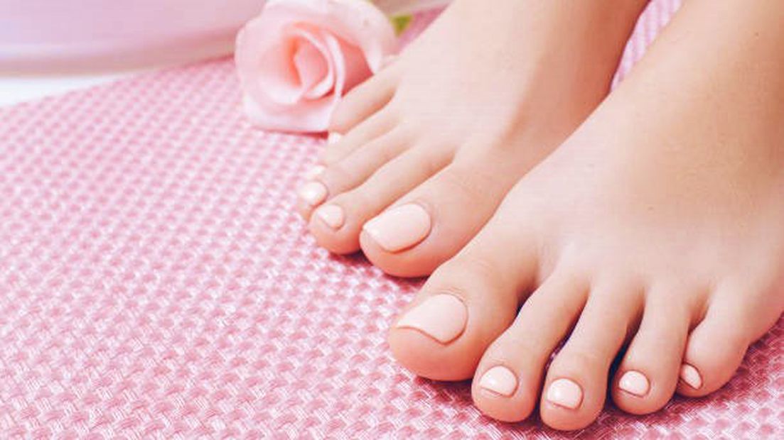 Uñas de los pies en "peach fuzz". Foto: iStock