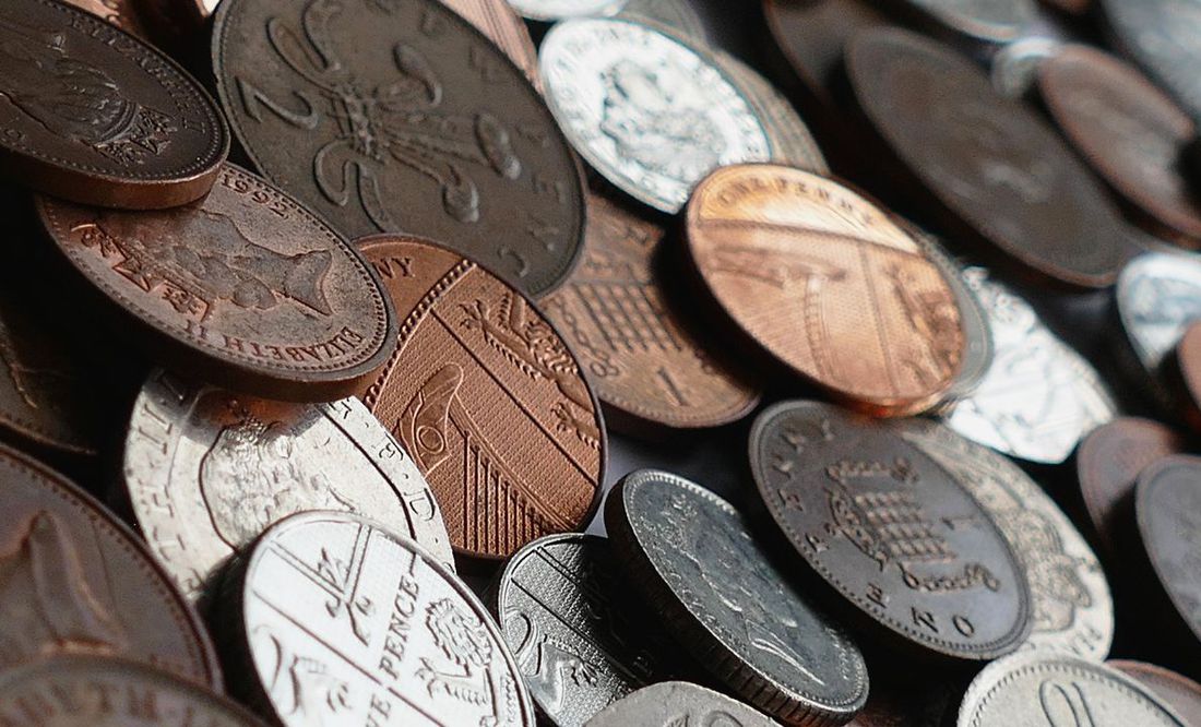 Pareja encuentra monedas de cobre en el sótano de una casa y se hacen millonarios con la reventa en internet