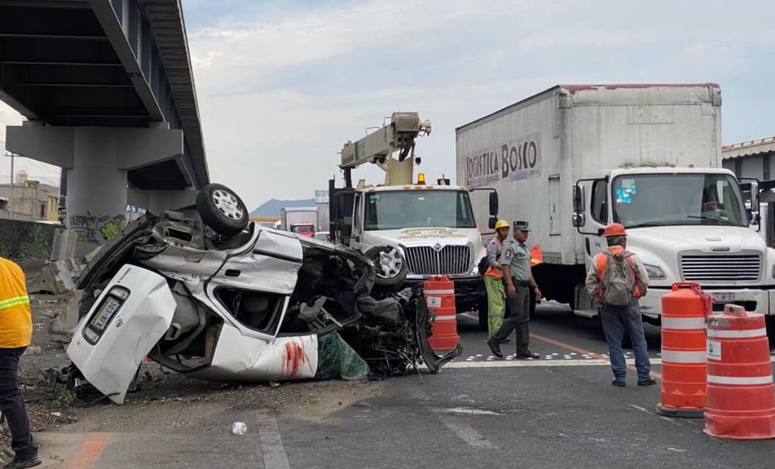 Fallece conductor al caer de puente vehicular en el Estado de México