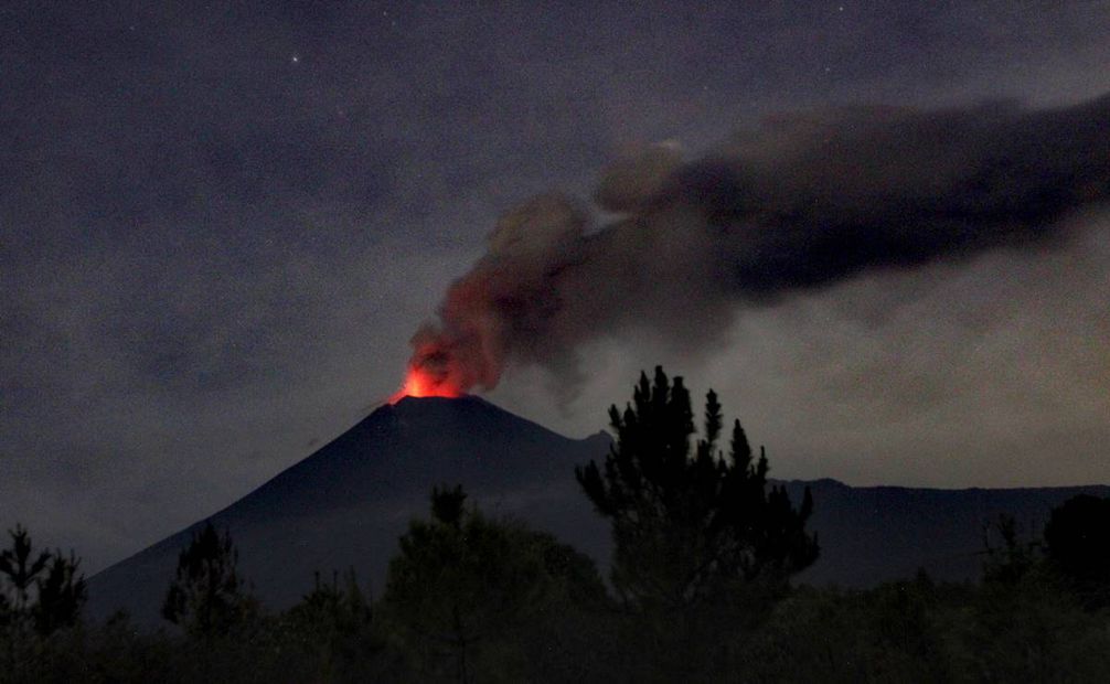 Los volcanes emiten material incandescente y ceniza. Foto: Omar Contreras/EL UNIVERSAL