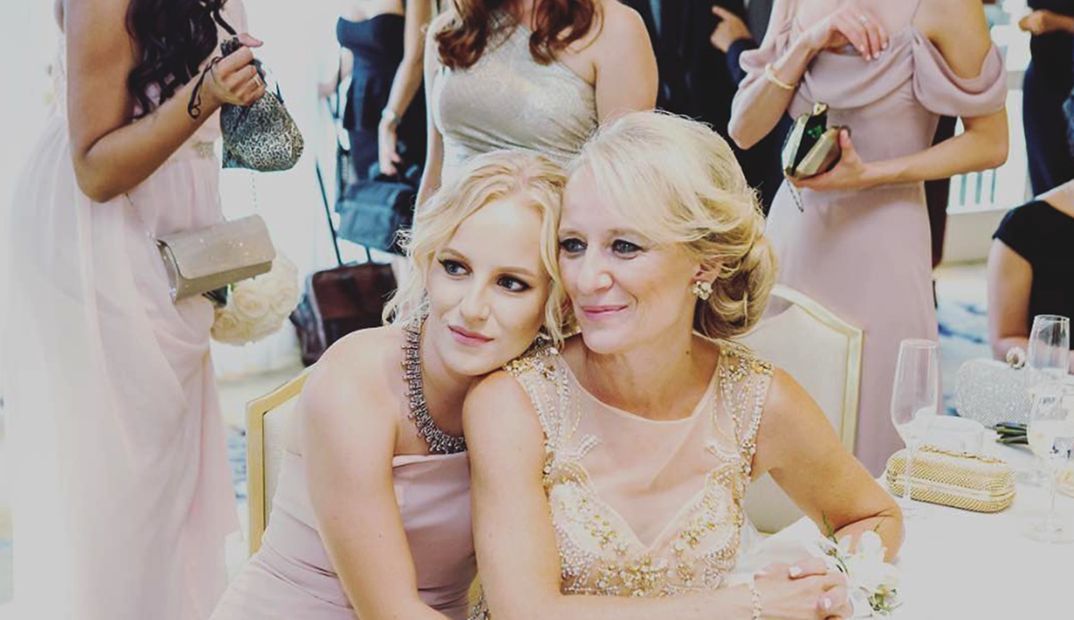 Chloé Greenfield y su madre Kim en la boda de su hermana mayor.
<p>Foto: Instagram