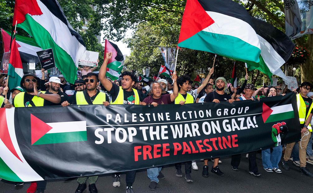Los manifestantes marchan por una calle durante una acción pro-palestina en el distrito comercial central de Sídney. Foto: AFP