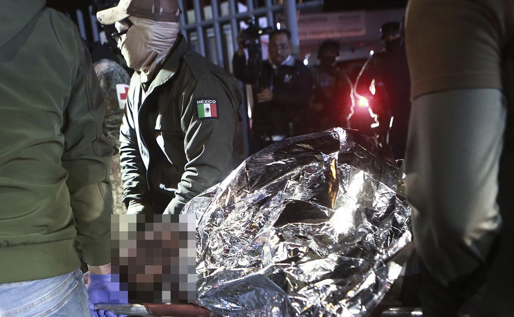 Paramédicos transportan a un migrante herido en un incendio en un centro de detención de migrantes en Ciudad Juárez, México. Foto: AP
