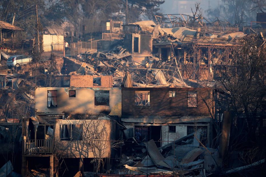 Casas quemadas luego de un incendio que afectó los cerros de Viña del Mar. Foto: AFP