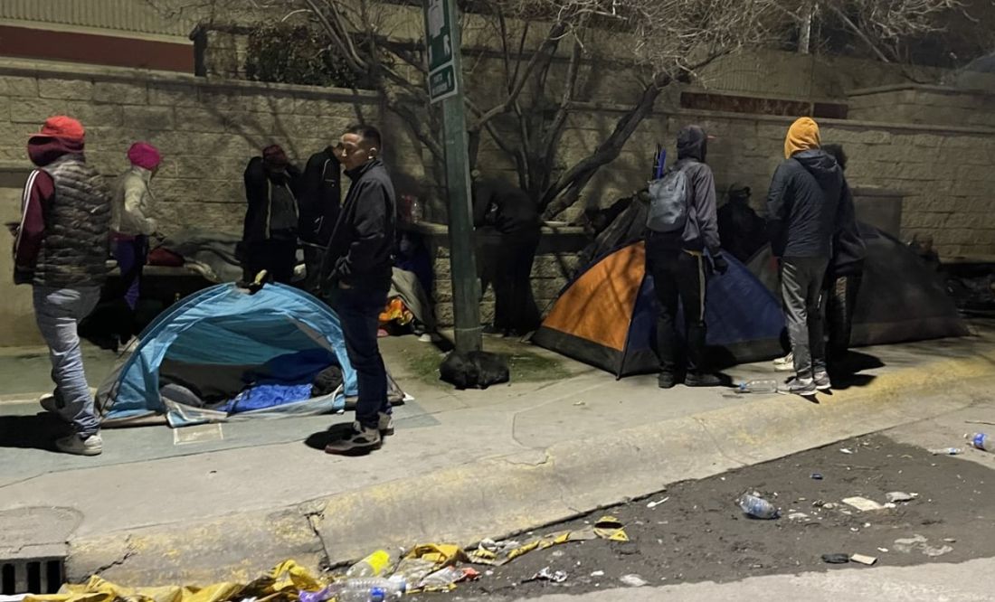 Migrantes instalan campamento afuera del INM de Ciudad Juárez; exigen justicia para víctimas de incendio