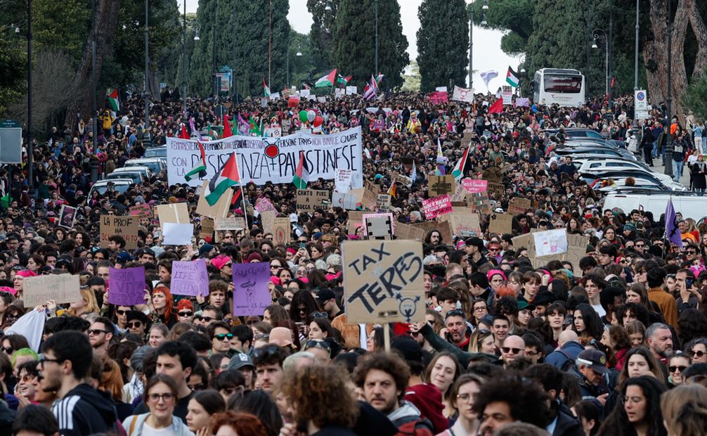 La gente participa en una manifestación con motivo del día Internacional de la Mujer en Roma, Italia, 08 de marzo de 2024. Foto: EFE/EPA/GIUSEPPE LAMI.