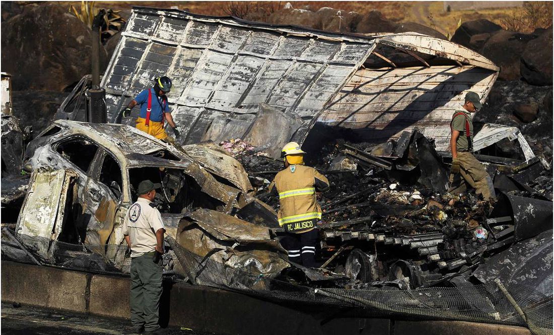 Suman 6 muertos y 21 lesionados en accidente de autopista Zapotlanejo-Lagos de Moreno, Jalisco