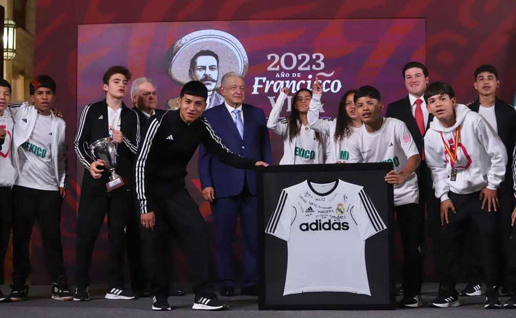 Niños deportistas agradecen a AMLO, Carlos Bremer y Samuel García por el apoyo para poner el nombre de México en alto. Foto: Betenice Fregoso / EL UNIVERSAL