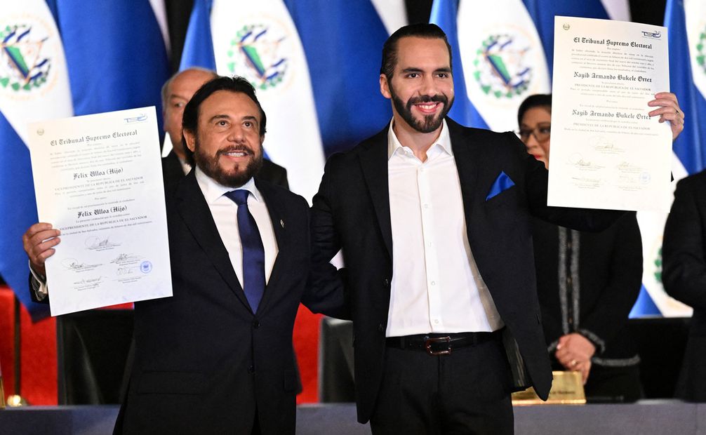 El vicepresidente electo, Félix Ulloa, también recibió su credencial, en un acto celebrado en el Teatro Nacional de San Salvador. Foto: AFP