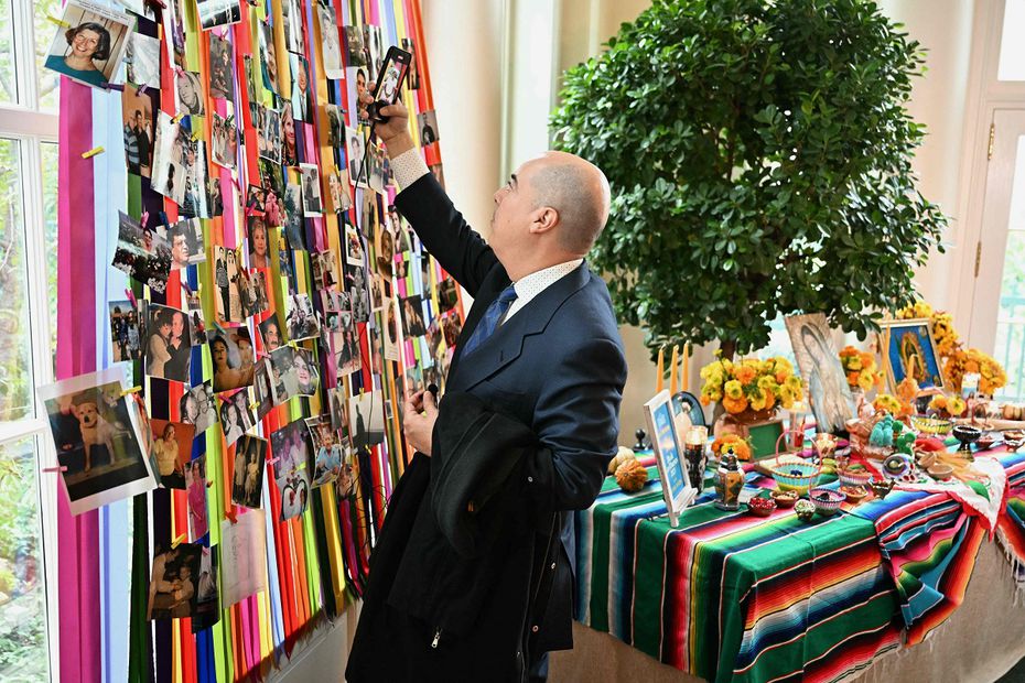 Un invitado toma una foto de una ofrenda expuesta en la Casa Blanca en Washington, DC, en reconocimiento del Día de los Muertos. La ofrenda está abierta al público.  FOTO: MANDEL NGAN. AFP