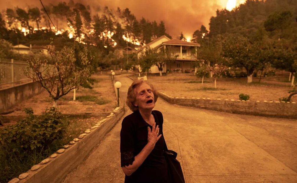 Panayiota Kritsiopi grita cuando el fuego se acerca a su casa en el pueblo de Gouves, en la isla de Eubea, Grecia, el 8 de agosto de 2021. Foto: "Incendio forestal en la isla de Eubea" © Konstantinos Tsakalidis, para Bloomberg News vía World Press Photo
<p>