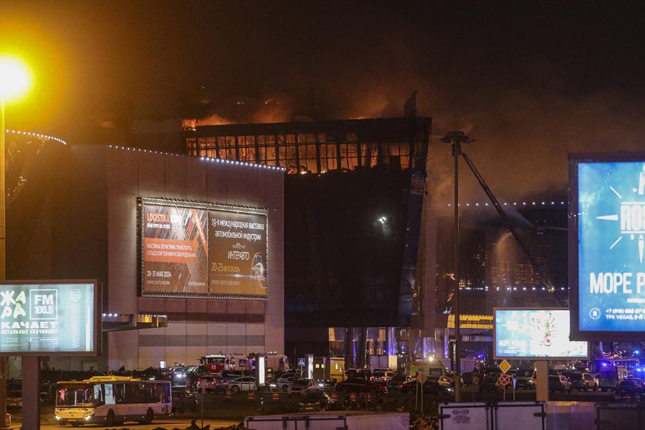 El fuego se eleva desde la sala de conciertos Crocus City Hall tras un tiroteo en Krasnogorsk, a las afueras de Moscú. Foto: EFE