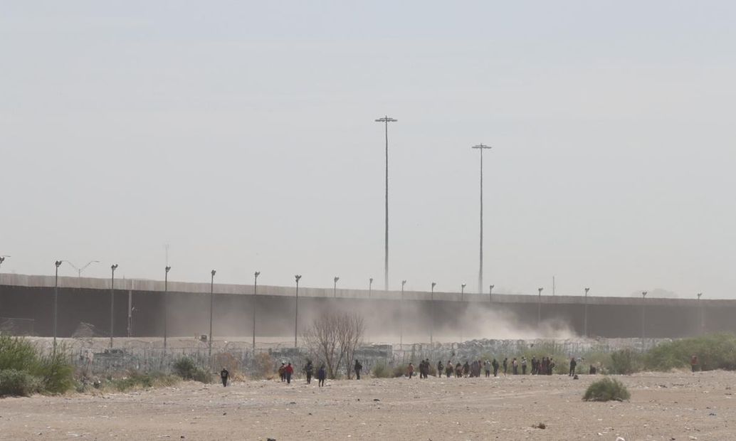 Migrantes llegan al muro fronterizo. Foto: Paola Gamboa