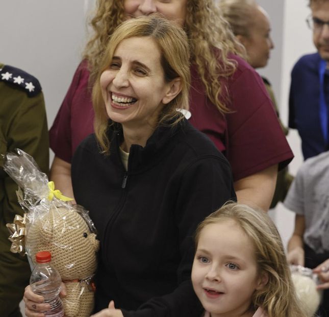 Amelia Aloni, de seis años, se reúne con familiares en el Centro Médico Infantil Schneider. Foto: AP
