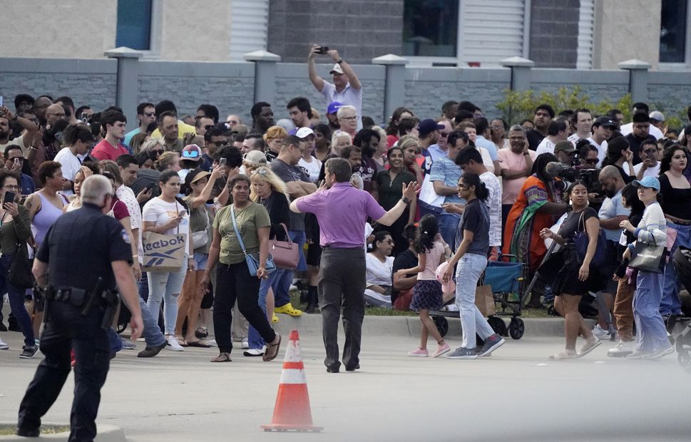 La gente se reúne frente a un centro comercial después de un tiroteo el sábado 6 de mayo de 2023 en Allen, Texas. Foto: AP