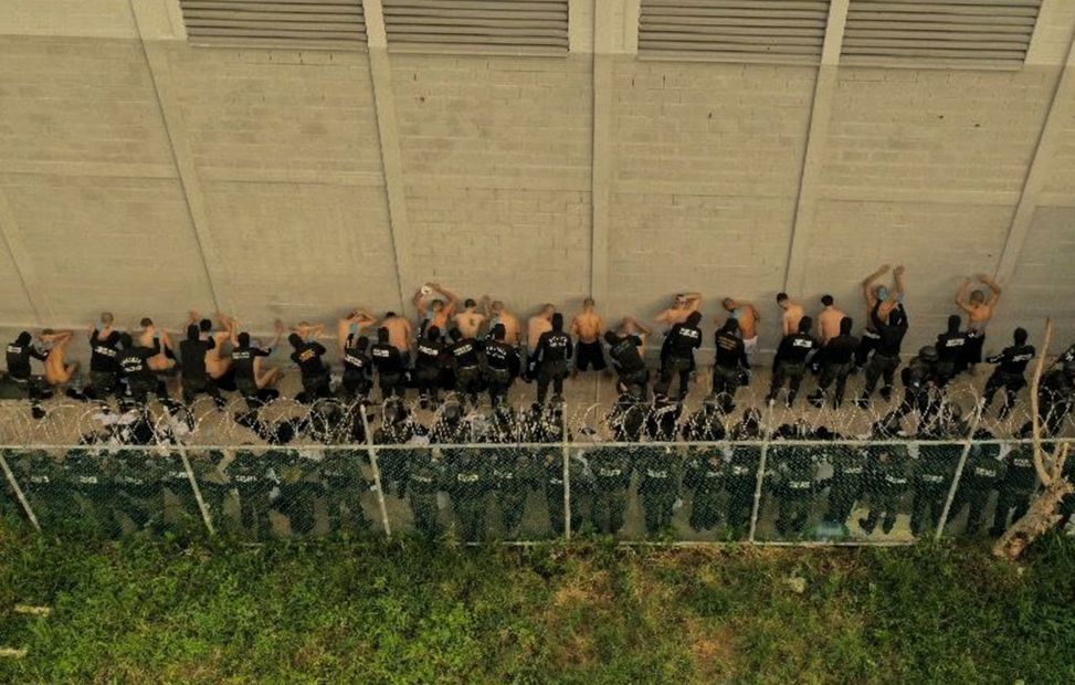 Miembros de la Policía Militar del Orden Público (PMOP) revisan y cachean a reclusos de la Penitenciaría Nacional "Francisco Morazán" en Tamara, 25 km al norte de Tegucigalpa. Foto: Orlando Sierra/AFP