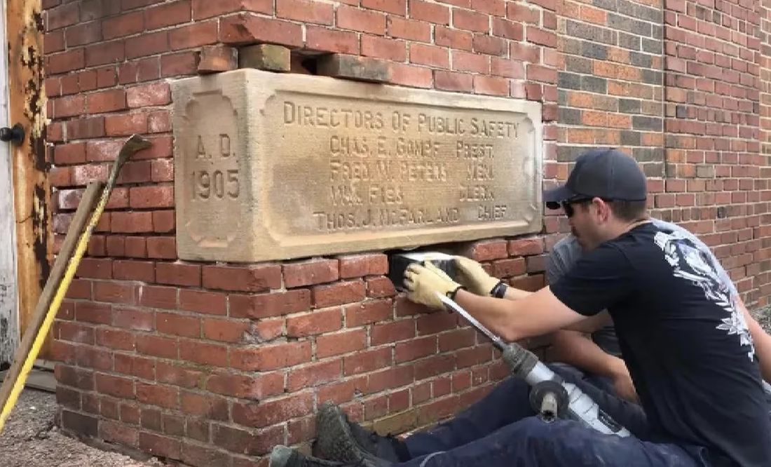 Bomberos hallan cápsula del tiempo de hace 118 años en Ohio