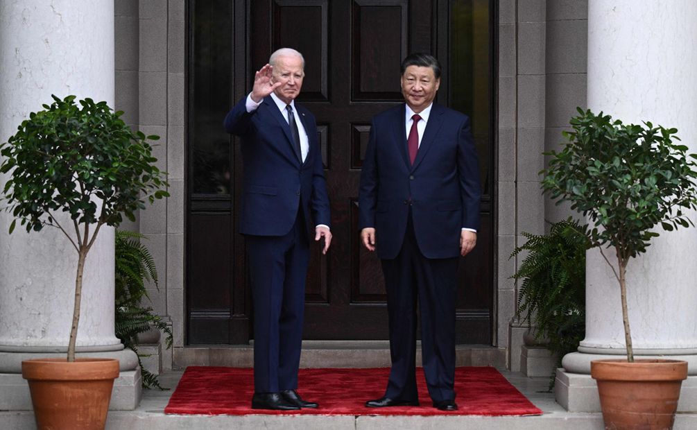 El presidente estadounidense Joe Biden saluda al presidente chino Xi Jinping antes de una reunión durante la semana de líderes del Foro de Cooperación Económica Asia-Pacífico (APEC). Foto: AFP