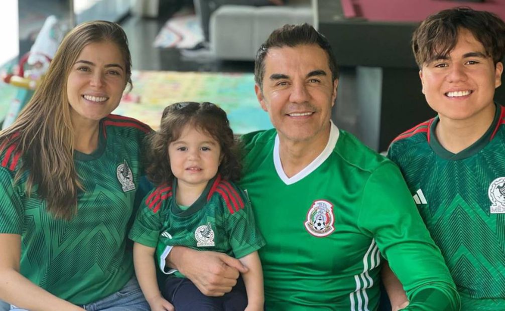 Adrián Uribe con su esposa y sus dos hijos. Foto: Instagram.