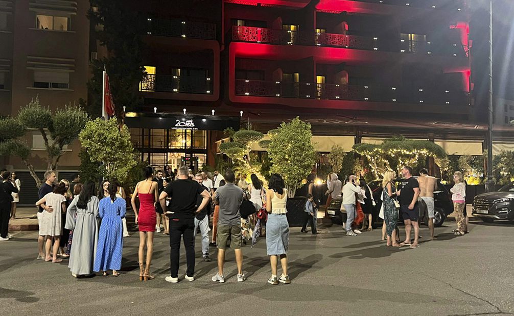 Turistas se refugian afuera de un hotel después de un terremoto en Marrakech, Marruecos. Foto: AP
