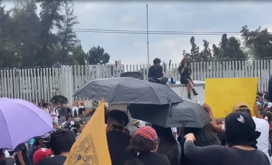 Estudiantes de la UNAM protestan frente a Cámara de Diputados; exigen recursos para becas Elisa Acuña