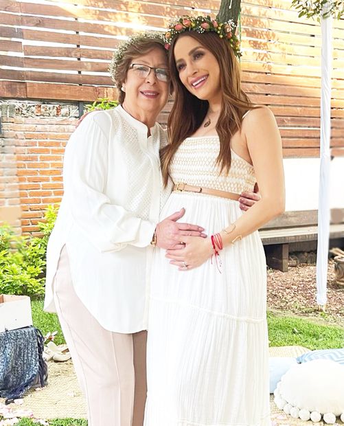 Cynthia Rodríguez y su madre posan juntas, mientras se llevaba a cabo el "blessing way" de la cantante, organizado por Laura G.
<p>Foto: Instagram