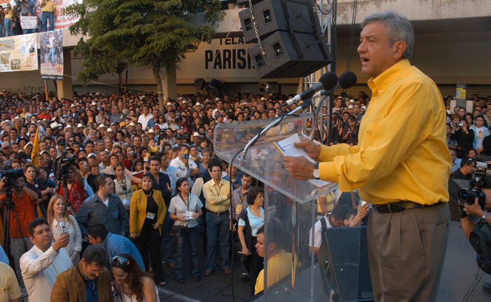 Andrés Manuel López Obrador, entonces candidato presidencial del PRD a la presidencia de gira por Culiacán, Sinaloa en 2006 / Foto: Archivo. EL UNIVERSAL
