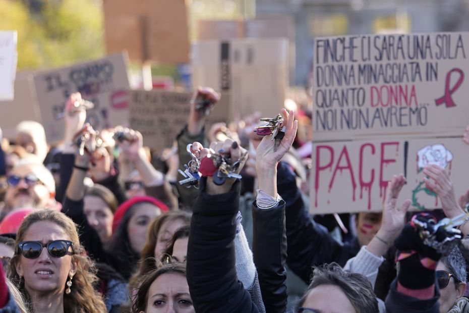 Las mujeres muestran pancartas y llaves durante una manifestación con motivo del Día Internacional para la Eliminación de la Violencia contra la Mujer, en Milán, Italia, el sábado 25 de noviembre de 2023. Se espera que miles de personas tomen las calles de Roma y otras importantes ciudades italianas. ciudades como parte de lo que los organizadores llaman una 