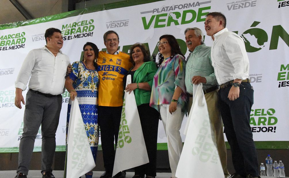 Marcelo Ebrard con integrantes de Plataforma Verde en Cintermex. Foto: Emilio Vasquez / EL UNIVERSAL