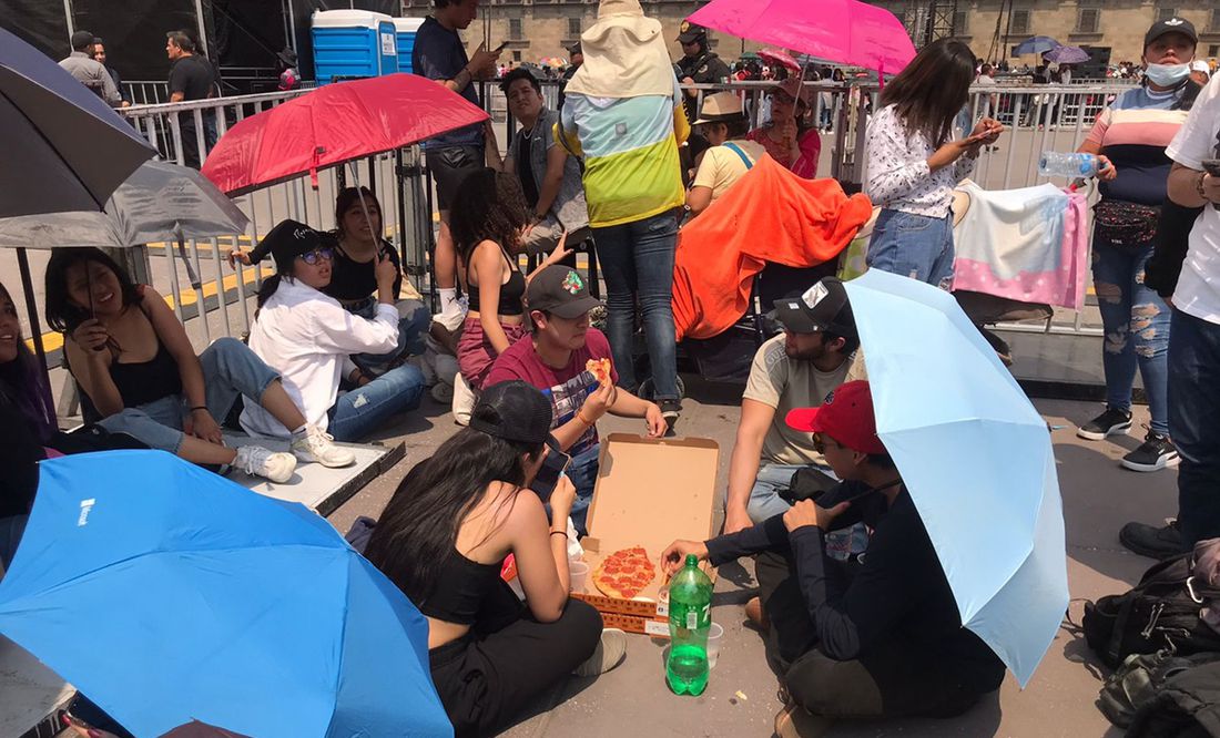 Bajo los rayos del sol fans de Rosalía esperan su concierto en el Zócalo