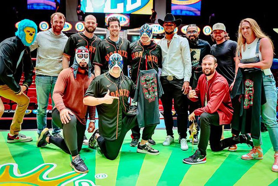 Los Gigantes de San Francisco convivieron con personajes de la lucha libre mexicana - Foto: Instagram