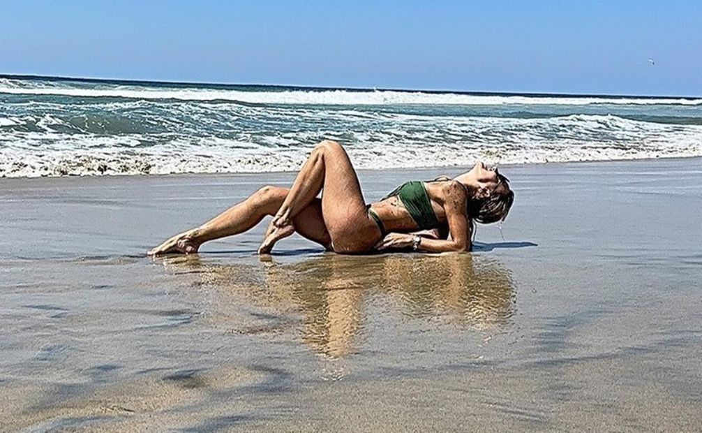 Angelique Boyer es fotografiada en la playa por su novio Sebastián Rulli.