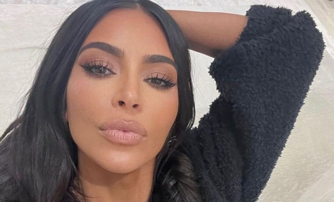  Kim Kardashian modela la colección de su marca para San Valentín