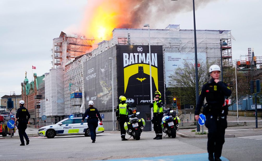 Los bomberos trabajan para extinguir el incendio en la antigua Bolsa de valores (Boersen), en Copenhague. Foto: EFE