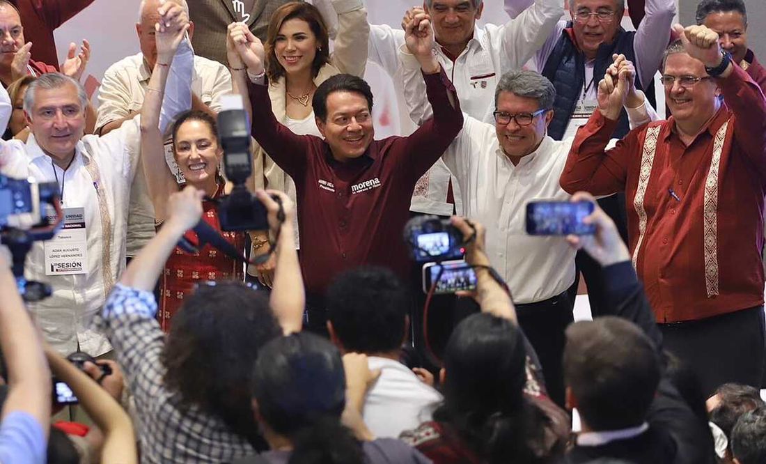 Mario Delgado muestra firma de corcholatas en Consejo Nacional de Morena