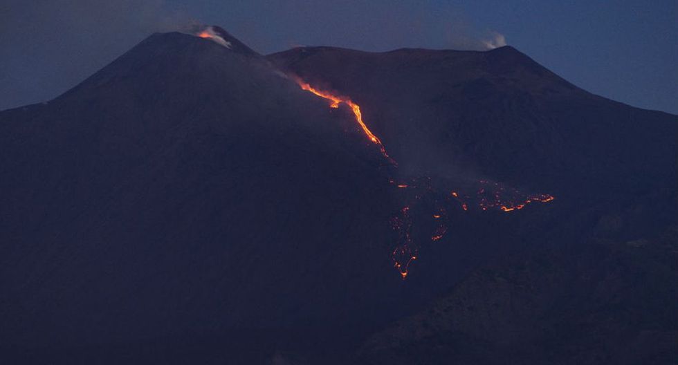 Letusan Gunung Etna, gunung berapi paling aktif di Eropa.  Penangguhan penerbangan