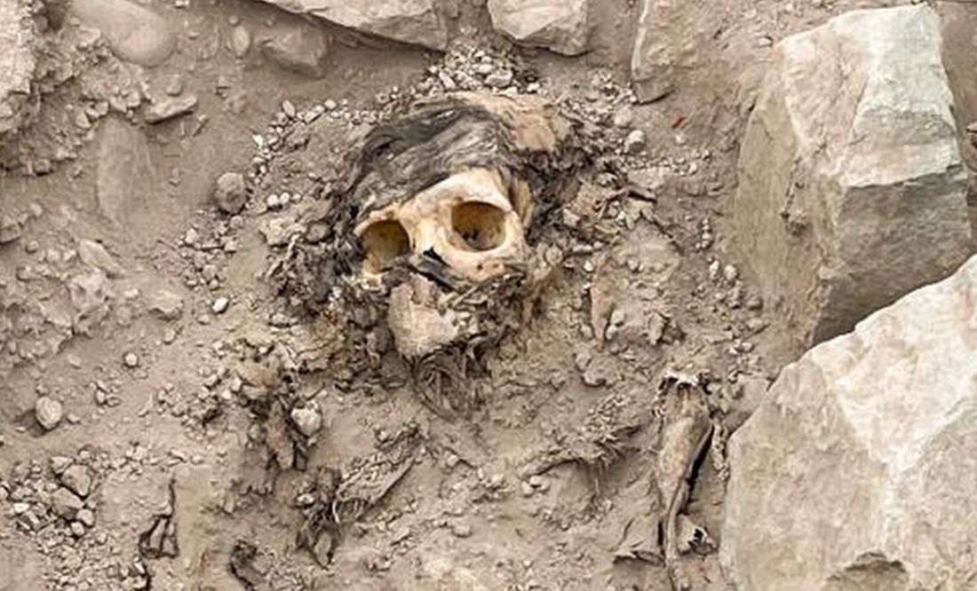 Hallan momia de 3 mil años en medio de un monumental basurero en Perú