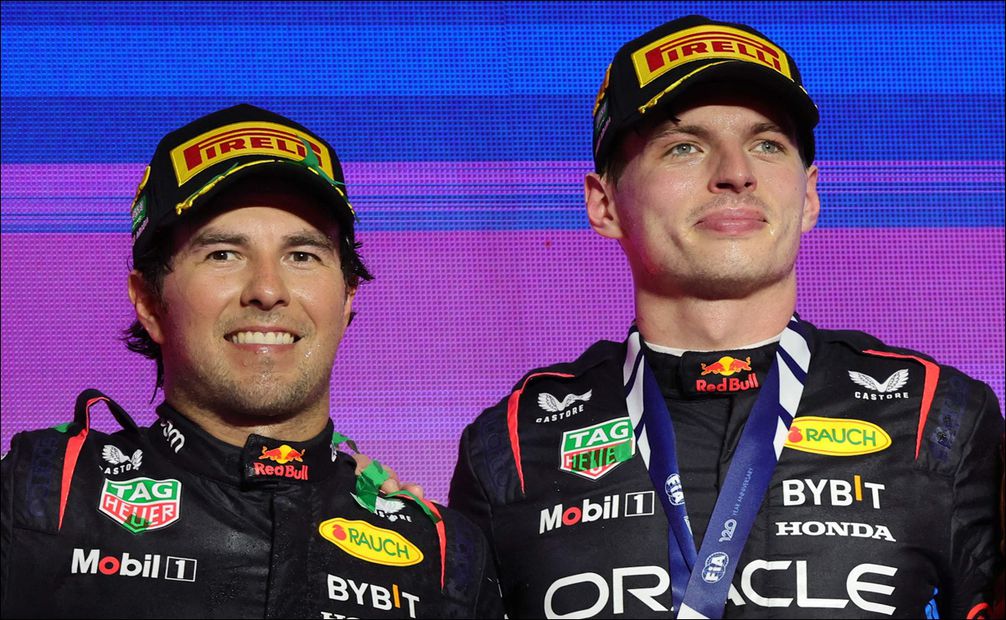 Checo Pérez y Max Verstappen en el podio del GP de Arabia Saudita - Foto: AFP