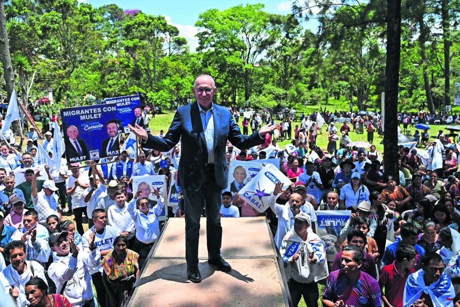 El aspirante a la presidencia por el partido Cabal, Edmond Mulet, con sus seguidores durante un mitin en San Juan Sacatepéquez, Guatemala, el 18 de junio pasado. Foto: JOHAN ORDONEZ. AFP
<p>