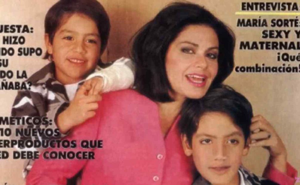 Omar García Harfuch junto con su madre María Sorté y su hermano Adrián. Foto: Captura de pantalla