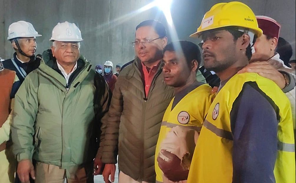 El Primer Ministro de Uttarakhand, Pushkar Singh Dhami y el Ministro de la Unión, VK Singh, posan con el trabajador rescatado dentro del túnel. Foto: EFE