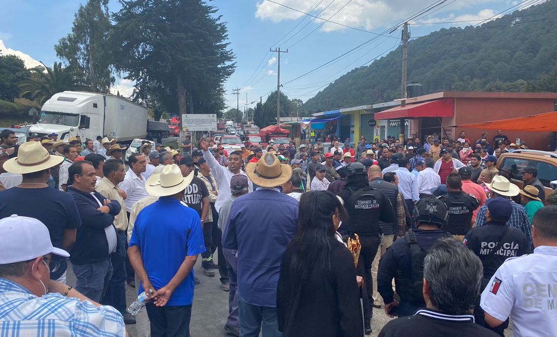 Bloqueo provoca caos vial en la carretera Tenancingo-Tenango